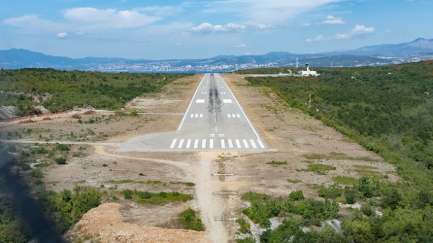 Pristávanie na letisku Rijeka, ostrov Krk. V pozadí mesto Rijeka už na pevnine