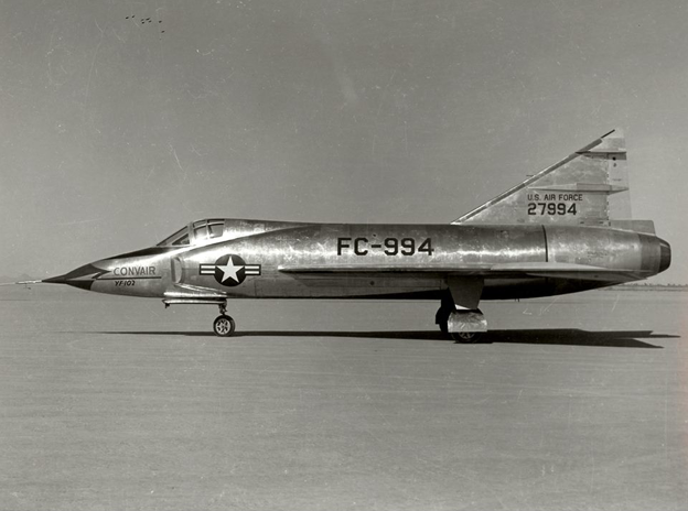 Convair YF-102 připravený ke zkušebnímu letu Foto: USAF
