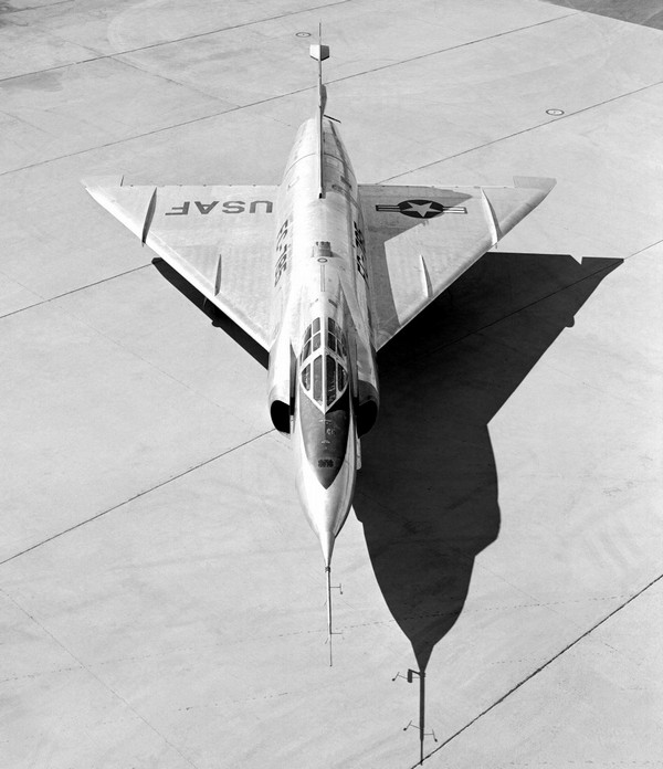 tento pohled na Convair YF-102 zřetelně ukazuje původní tvar trupu Foto. NASA