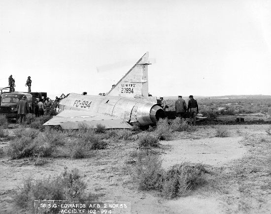 Vrak YF-102 52-7994 (FC 994) po nouzovém přistání do pouště Foto: USAF
