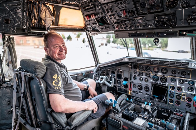 Letecký nadšenec Peter Horsch v kabině C-160, je připraven vysvětlit návštěvníkům veškeré detaily daného exponátu