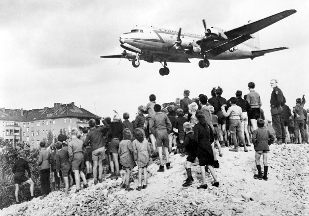 Přistávající Douglas C-54 Skytrain