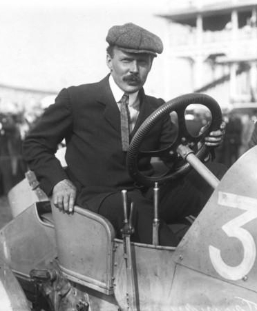 Maurice Farman za volantem závodního vozu, rok 1908