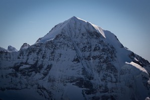 Severní stěna a vrchol Eigeru (3970 m) – North Face - název sportovního oblečení pochází   právě odsud. Zdolat tuto stěnu se podařilo poprvé v roce 1938 a od té doby jen ještě párkrát.