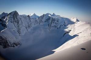 Tady se tvoří ledovec Aletsch, nad ním vrcholky Jungfrau (vlevo) a Monch 
