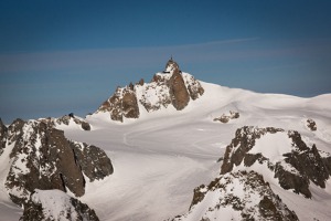Aiguille du Midi – horní stanice lanovky z francouzského Chamonix a horní  oblasti Vallee Blanche. Vpravo