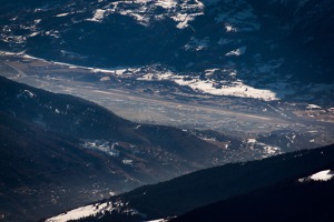 Údolí a město i letiště Aosta