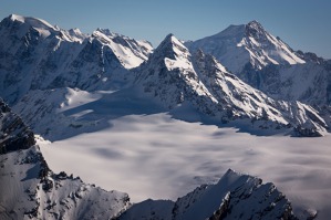 Nejvyšší vrcholky Bernských Alp a sněžné pole dodávající materiál pro místní ledovce