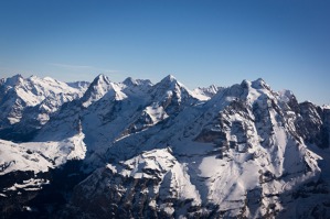 Tři hlavní vrcholy Bernských Alp – zprava Jungfrau, Monch a Eiger