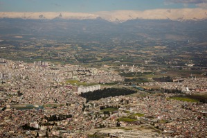 Historické město Tarsus ležící asi 15 minut letu západně od Adany. V pozadí pohoří Taurus tyčící se až do výše kolem 3500 mnm.