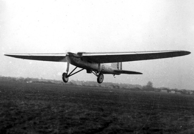 Fairey Long-Range Monoplane při startu z Cranwellu