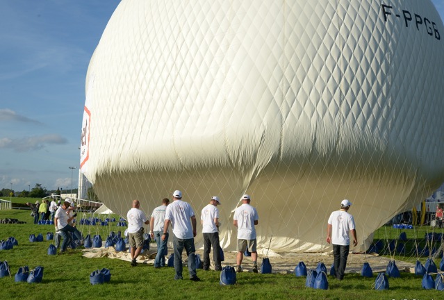 Foto: J.P. Girard - plnění balonů před startem