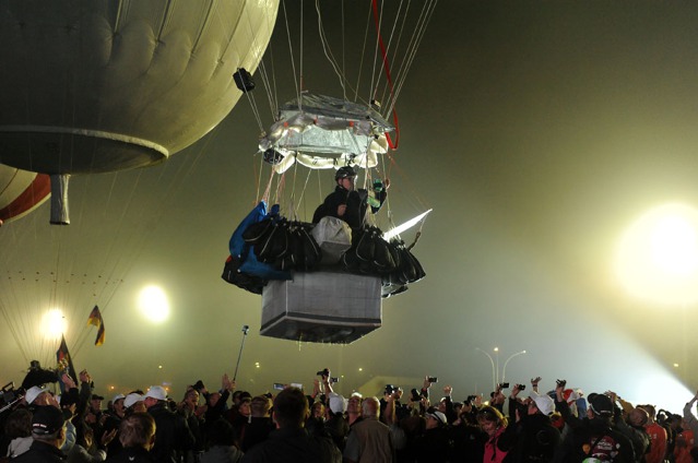 Foto: FAI - noční start za bouřlivé atmosféry v roce 2014