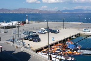 Přístav Kos, zbytky lodí, záchranné vesty a vzadu Turecko
