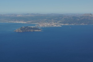 Záběr druhého španělského území v severní Africe – Ceuta. Není zde letiště, doprava do Evropy je pouze lodní.