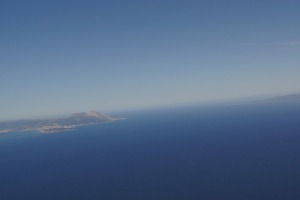 Trochu málo zřetelný záběr obou stran gibraltarského průlivu