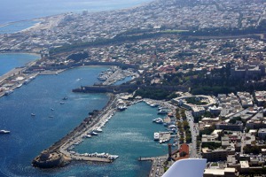 Celkový pohled ze severu na přístav a město Rhodos