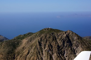 Okraj jícnu sopky ostrova Nisyros – vysoký přibližně 1000 metrů
