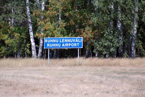 Tabule s označením letiště Ruhnu