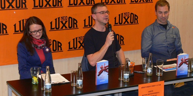 Martin Šonka a Jan Rudzinskyj během křtu v Paláci knih Luxor v Praze.