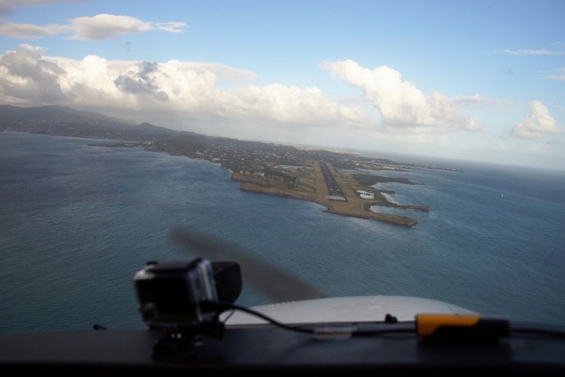 Přiblížení na dráhu 10 letiště Maurice Bishopa na ostrově Grenada