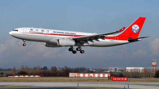 A330-200 čínského dopravce Sichuan Airlines před dosednutím na pražském letišti.