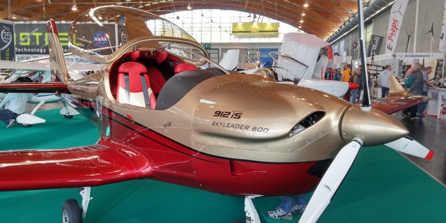 Skyleader 600 pohání motor Rotax 912 iS.