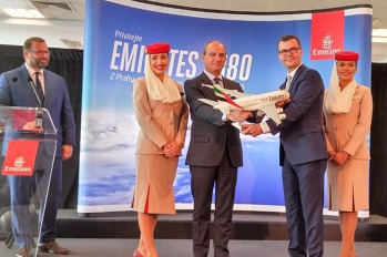 Slavnostní zahájení nasazení A380 na lince Dubaj-Praha. Zleva ředitel Emirates ČR Bořivoj Trejbal, viceprezident Emirates pro Evropu a Rusko Thierry Aucoc a předseda představenstva Českého Aeroholdingu Václav Řehoř. Asistují letušky Emirates. 