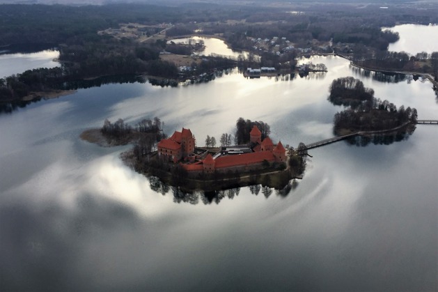 Romantický vodní hrad Trakai nedaleko litevského Vilnjusu.