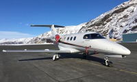 Phenom 100 s imatrikulací OK-VAN na cestě do Prahy. Zde na nejsevernějším letišti trasy při neplánovaném přistání v gronském Narsarsaqu. Phenom 100 s imatrikulací OK-VAN na cestě do Prahy. Zde na nejsevernějším letišti trasy při neplánovaném přistání v gronském Narsarsaqu.