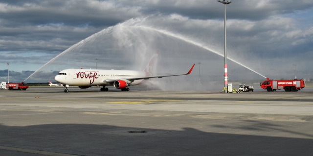 Vodní slavobrána pro B 767-300ER Air Canada Rouge