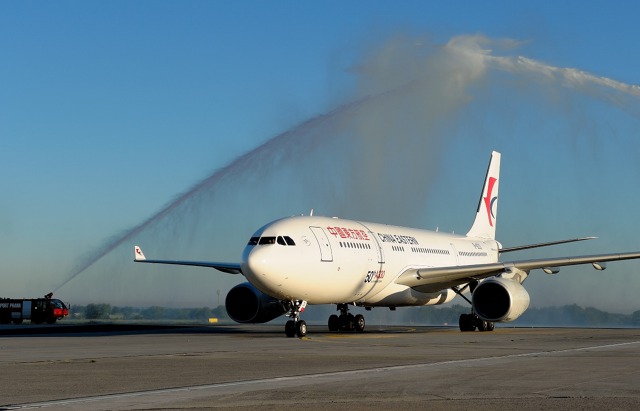 Airbus A330-200 China Eastern Airlines, slavnostní vodní slavobrána na Letišti Václava Havla Praha.