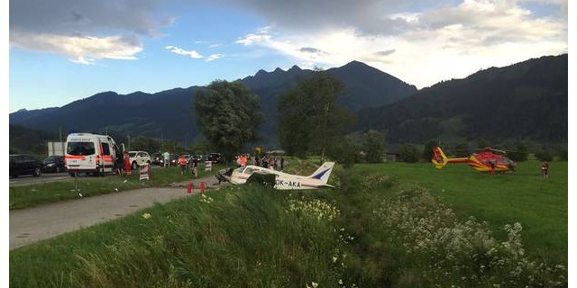 Hasiči zasahují v Zell am See při nehodě českého letounu Piper 28 imatrikulace OK AKA. 