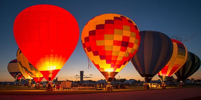  AirVenture 2016 má i svou balónovou show.