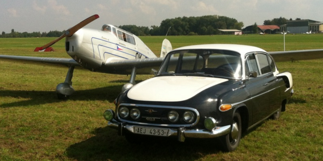 Stejný výrobce? Jistě. Vlevo Tatra T.101, vpravo Tatra T-603. Zdroj: archiv Letiště letňany