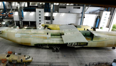 Nedokončený druhý stroj An-225 Mrija v hale ukrajinského výrobce. Foto: Antonov.com Nedokončený druhý stroj An-225 Mrija v hale ukrajinského výrobce. Foto: Antonov.com