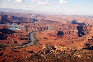 Odpařovací nádrže a údolí řeky Colorado – jižně od Moab, Utah