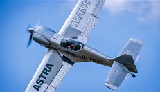 Akrobatické vystoupení letounu Zlín Z-50, na němž získali Ivan Tuček a později Petr Jirmus tituly mistrů světa. Akrobatické vystoupení letounu Zlín Z-50, na němž získali Ivan Tuček a později Petr Jirmus tituly mistrů světa.