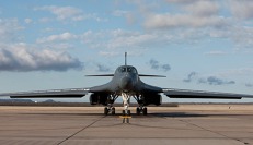 Nadzvukový americký bombardér B-1B Lancer Nadzvukový americký bombardér B-1B Lancer