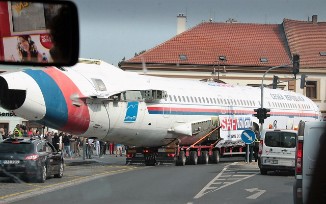 Tu-154M OK-BYZ při pozemním transportu z Kbel do Kunovic. Foto: Tereza Šírová pro Technet.cz Tu-154M OK-BYZ při pozemním transportu z Kbel do Kunovic. Foto: Tereza Šírová pro Technet.cz