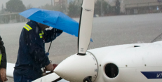 Při tankování za deště je třeba zajistit, aby do nádrže nenapršelo. Foto: Jiří Pruša, Flying Revue Při tankování za deště je třeba zajistit, aby do nádrže nenapršelo. Foto: Jiří Pruša, Flying Revue