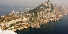Slavná gibraltarská Skála. Nahoru se dá vyjet lanovkou, z letadla je ovšem ještě impozantnější. Větry vanoucí přes tento skalní útvar vytvářejí na ranveji letiště za ní nebezpečné turbulence. Foto: Jiří Pruša. Slavná gibraltarská Skála. Nahoru se dá vyjet lanovkou, z letadla je ovšem ještě impozantnější. Větry vanoucí přes tento skalní útvar vytvářejí na ranveji letiště za ní nebezpečné turbulence. Foto: Jiří Pruša.