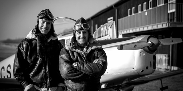 Martin Šonka a Petr Kopfstein. Do kokpitů svých letounů v RBAR ovšem kožené bundy a letecké kukly vymění za kombinézy.  