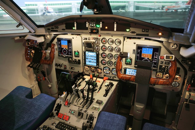 Pracoviště pilota v simulátoru L 410 UVP-E20. Foto: CATC