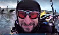 Libanonský parašutista Mark Rahbani podletěl už počtvrté Karlův most. Obr.: FR z videa GOHD.cz Libanonský parašutista Mark Rahbani podletěl už počtvrté Karlův most. Obr.: FR z videa GOHD.cz