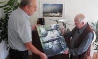 Obraz předal Josefu Pavlíkovi za redakci Miloš Dermišek. Foto: Michal Beran Obraz předal Josefu Pavlíkovi za redakci Miloš Dermišek. Foto: Michal Beran