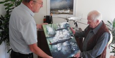 Obraz předal Josefu Pavlíkovi za redakci Miloš Dermišek. Foto: Michal Beran Obraz předal Josefu Pavlíkovi za redakci Miloš Dermišek. Foto: Michal Beran
