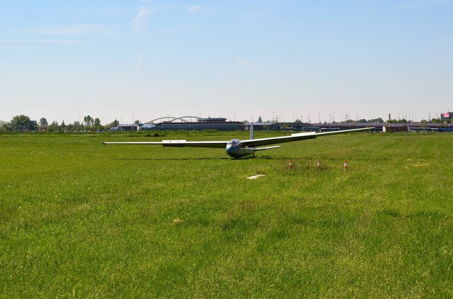 OK-4704 po záletu opět na travnatém povrchu letňanského letiště. Foto: Blanik Aircraft