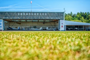 Letiště Zbraslavice. Všechny závodnice jsou na trati, na letišti panuje ospalé téměř letní příjemno. Foto: Martina Burianová