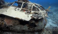 Mitsubishi G4M v pětadvacetimetrové hloubce pod hladinou Truk Lagoon v Mikronésii. Zdroj: Video Dustin Adamson Mitsubishi G4M v pětadvacetimetrové hloubce pod hladinou Truk Lagoon v Mikronésii. Zdroj: Video Dustin Adamson